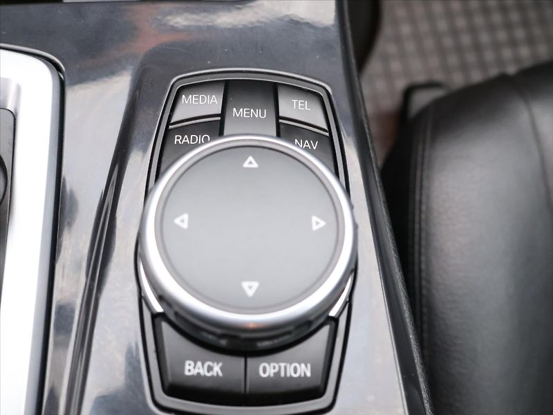 BMW Řada 5 2.0 520d 135kW Aut. Xenon Navi - fotka 25 z 34