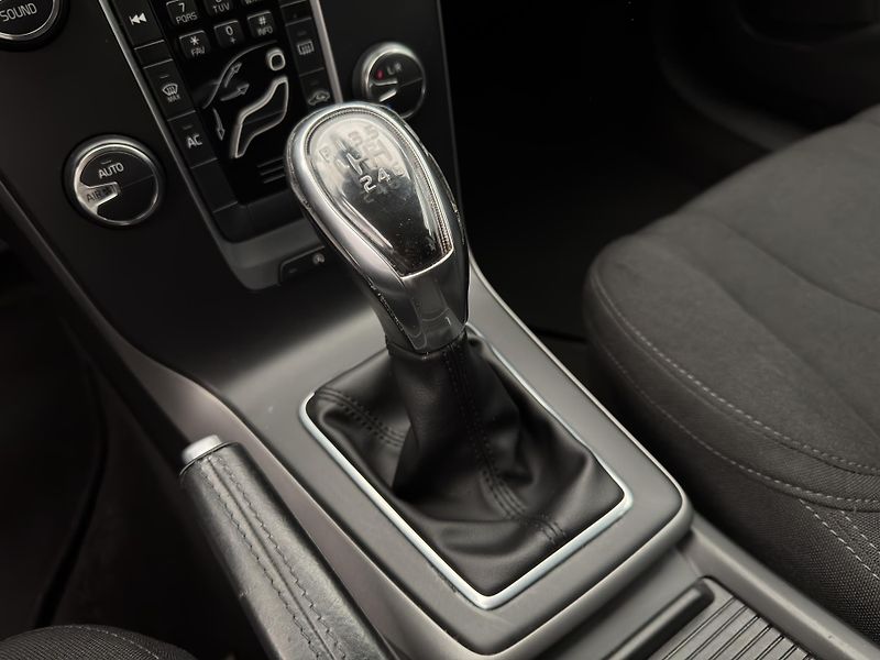 Volvo V40 D2 MOMENTUM CZ - fotka 24 z 39