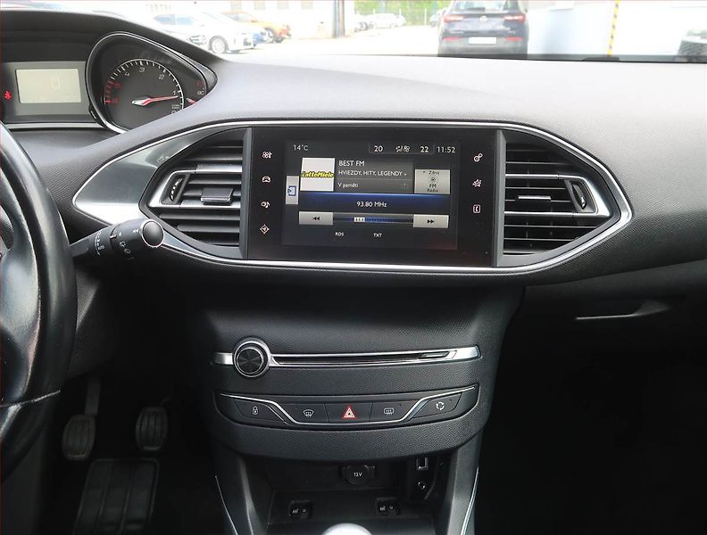Peugeot 308 (2015) Allure 1.6 BlueHDi, Serv.kniha - fotka 12 z 20