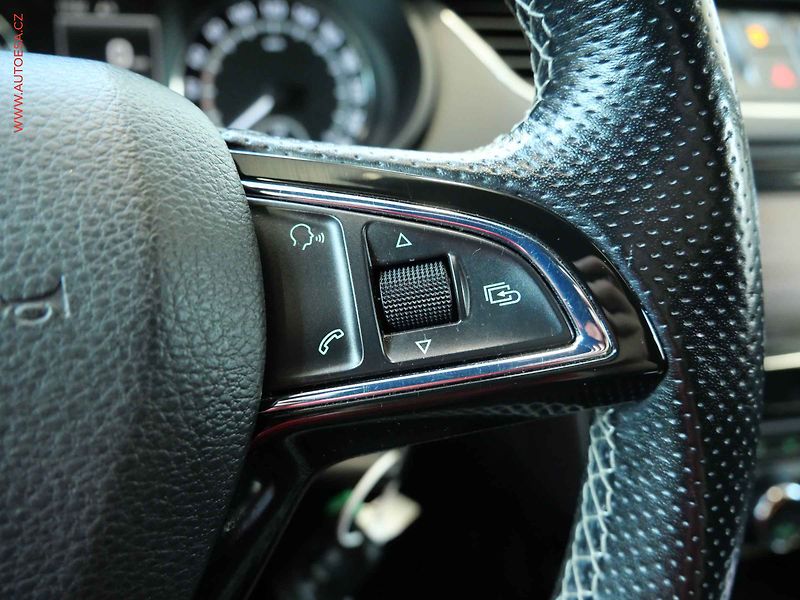 Škoda Octavia (2014) 2.0 TDi, RS, navi, park.asist - fotka 17 z 19