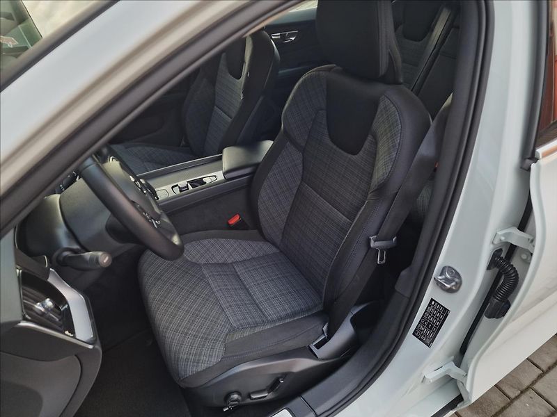 Volvo V60 B4 FWD Momentum Pro,ČR,1.Maj. - fotka 36 z 50
