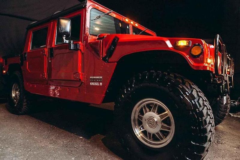 Arnold Schwarzenegger a jeho nový elektrický Hummer H1.