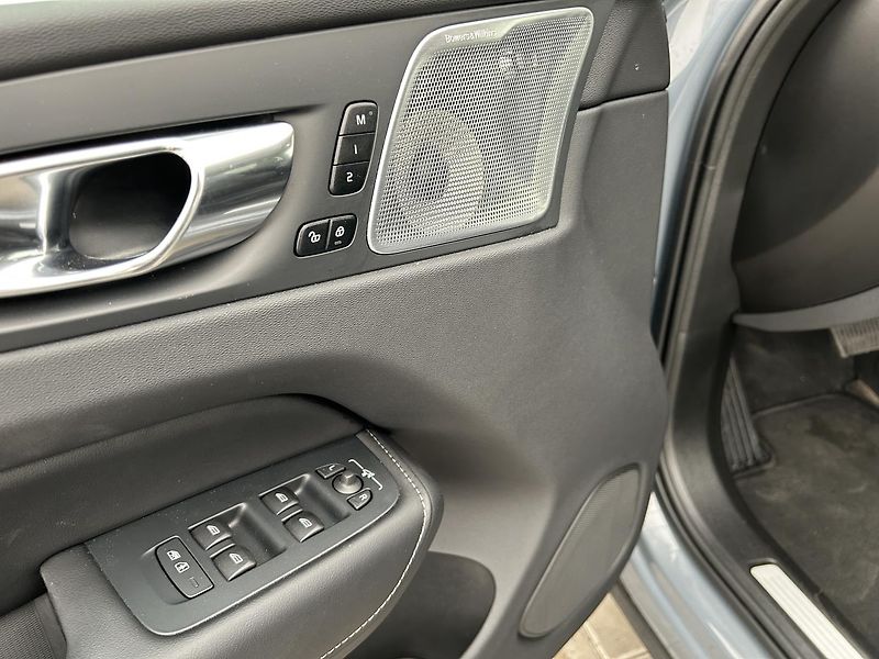 Volvo XC60 2.0 B4 4x4 ULTIMATE - fotka 19 z 33