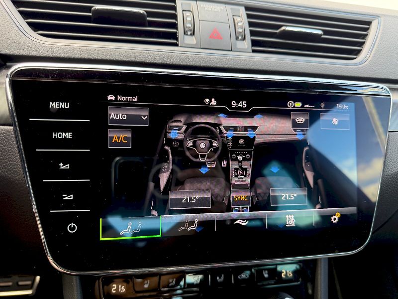 Škoda Superb (2023) 2.0 TDI 147kW DSG 4x4 SportLin - fotka 21 z 35