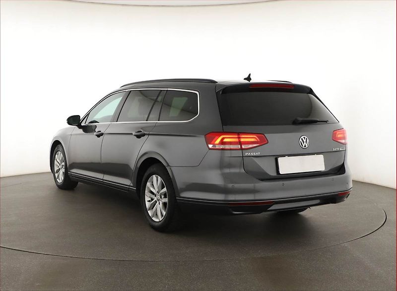 Volkswagen Passat (2016) 2.0 TDI, Serv.kniha, Navi - fotka 4 z 18