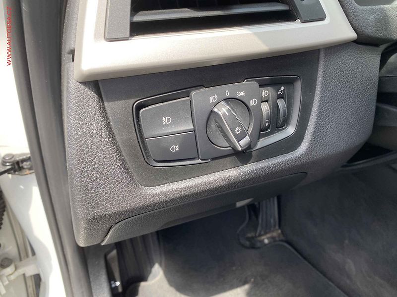 BMW Řada 3 (2018) 1.5i 318i, ČR, Advantage - fotka 15 z 18