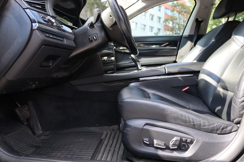 BMW Řada 7 730D XDRIVE F01 190kW - fotka 25 z 48
