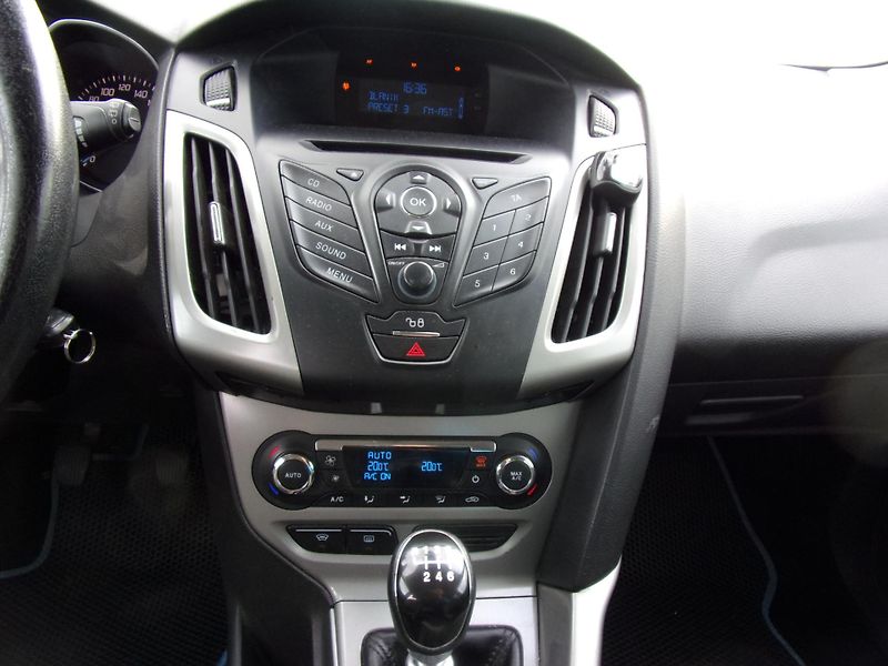 Ford Focus (2013) 1.6 TDCi 70kW ČR TAŽNÉ VÝHŘEVY - fotka 11 z 20