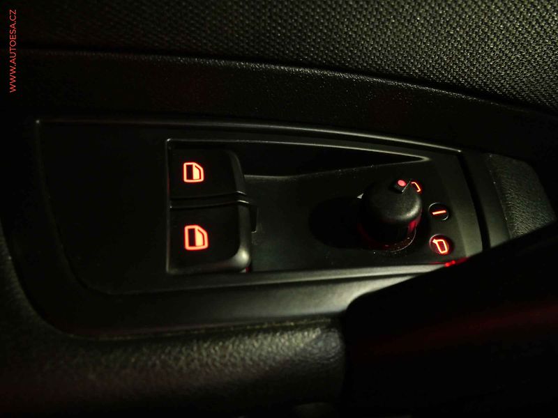 Audi A1 (2011) 1.6TDI, Xenon, kůže - fotka 14 z 17