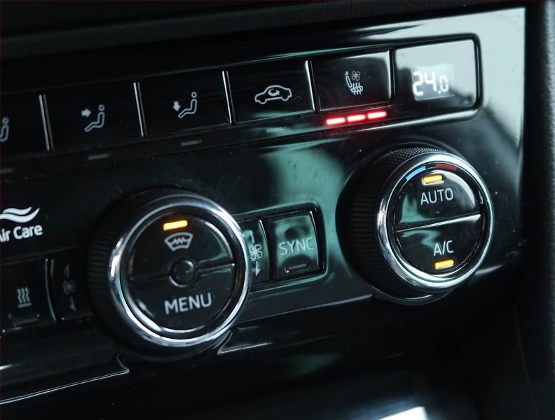 Škoda Superb (2022) Laurin&Klement 2.0 TDI - fotka 19 z 25