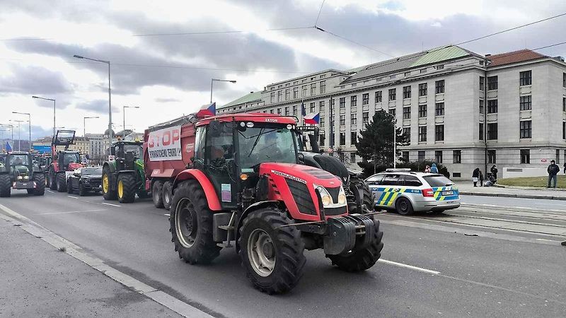 Demonstrace zemědělců před ministerstvem zemědělství a blokáda pražské magistrály. Na snímku je traktor John Deere 7730.