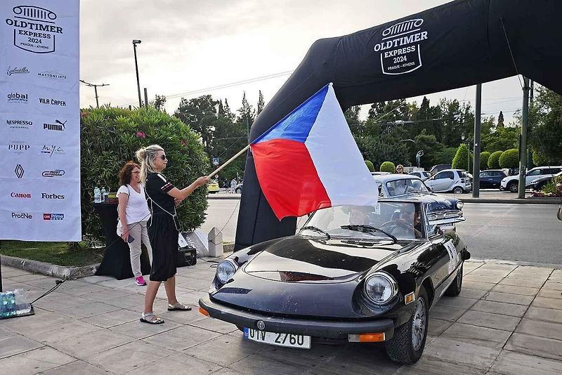 Všichni účastníci s vozy v cíli druhého ročníku Oldtimer Expressu, který mířil z Prahy do řeckých Atén.
