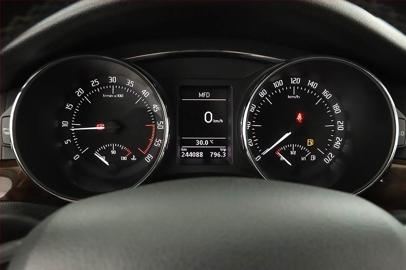 Škoda Superb (2013) Elegance 2.0 TDI, Serv.kniha - fotka 8 z 16