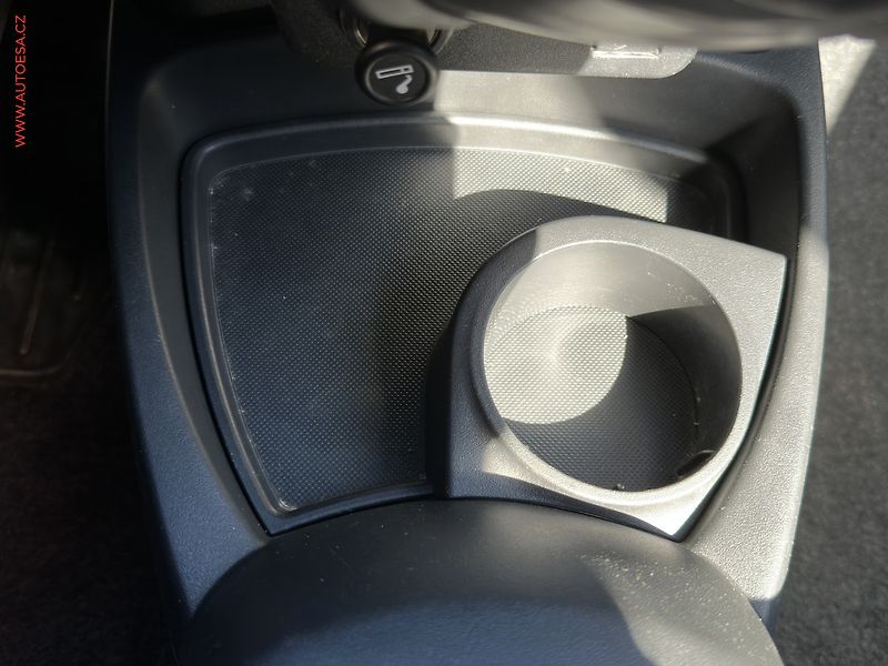 Toyota Yaris (2009) 1.3i, ČR, Klima - fotka 15 z 16