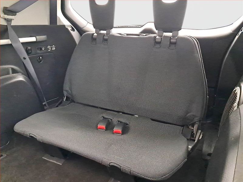 Mitsubishi Outlander (2007) 2.0 DI-D, 4X4, 7 míst - fotka 19 z 20