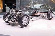Podvozek a motor automobilu Aurus.