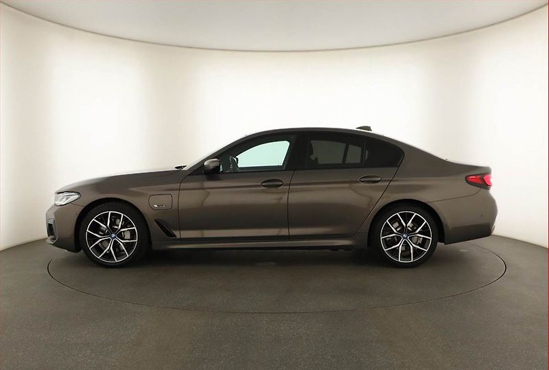 BMW Řada 5 (2023) M Sport 530e - fotka 3 z 25