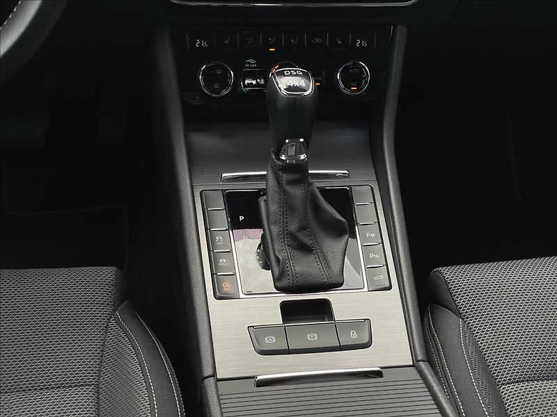 Škoda Superb 2,0 TDI 4x4 DSG Style TZ+DCC - fotka 13 z 23
