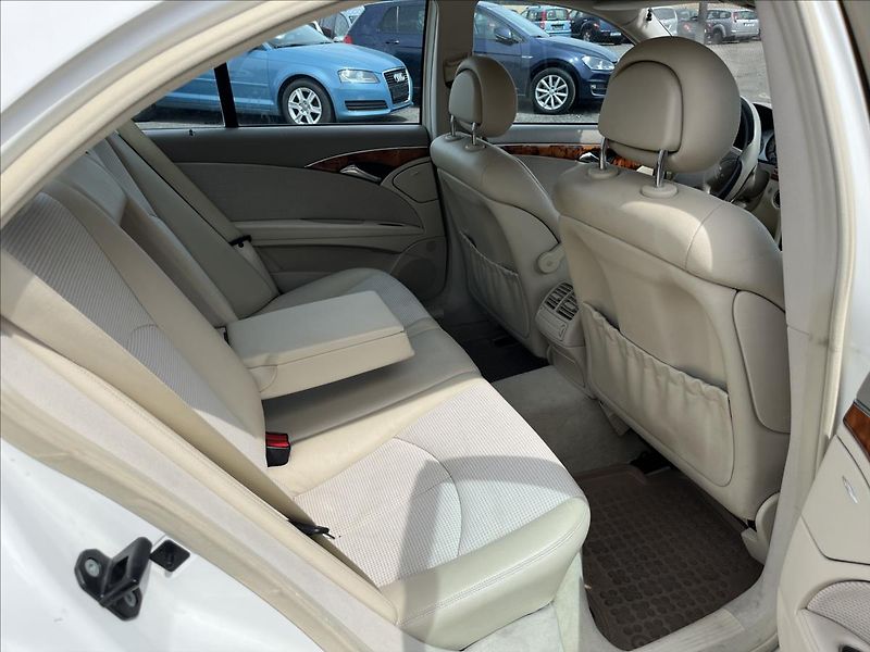 Mercedes-Benz Třídy E 3,2 i E320 AUT 165KW 4MATIC AC - fotka 12 z 34