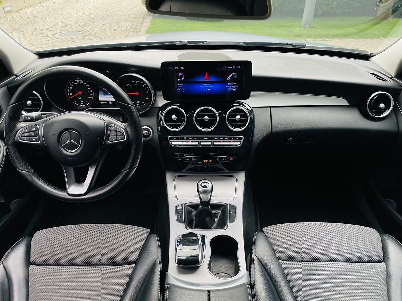 Mercedes-Benz Třídy C 220D MANUÁL VÝHŘEV SENZORY LED - fotka 23 z 52