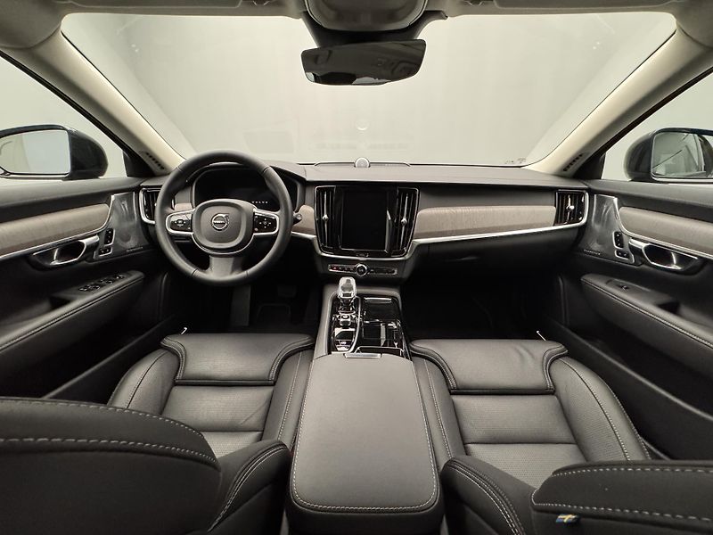 Volvo V90 T8 AWD RECHARGE ULTRA - fotka 2 z 53