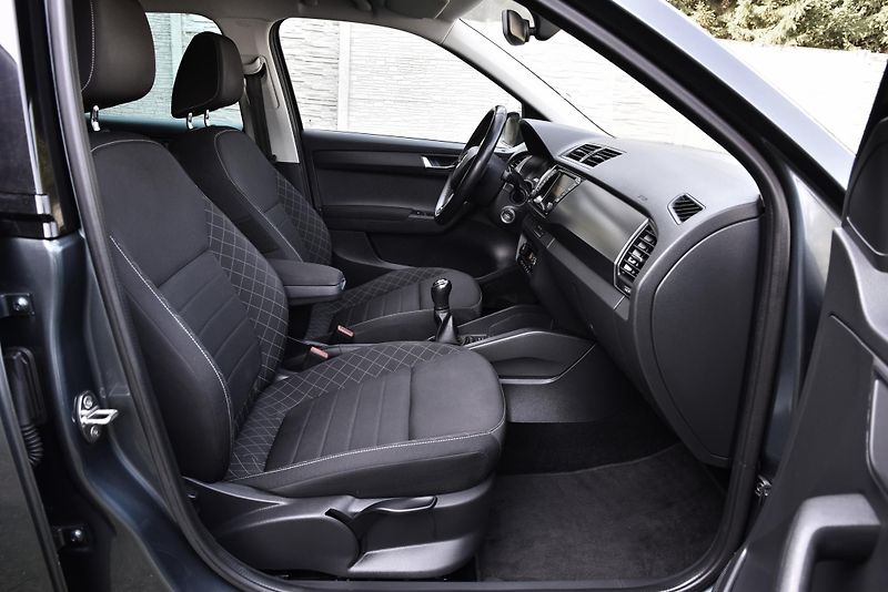 Škoda Fabia 1.2 TSi 6st STYLE,KLIMA,VÝHŘEV - fotka 40 z 50