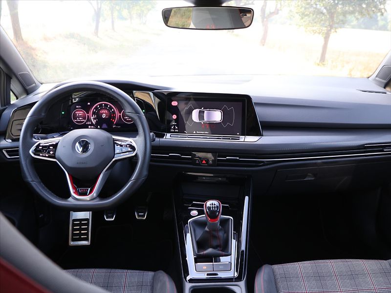Volkswagen Golf 2,0 TSI GTI 180kW Virtual DPH - fotka 29 z 36