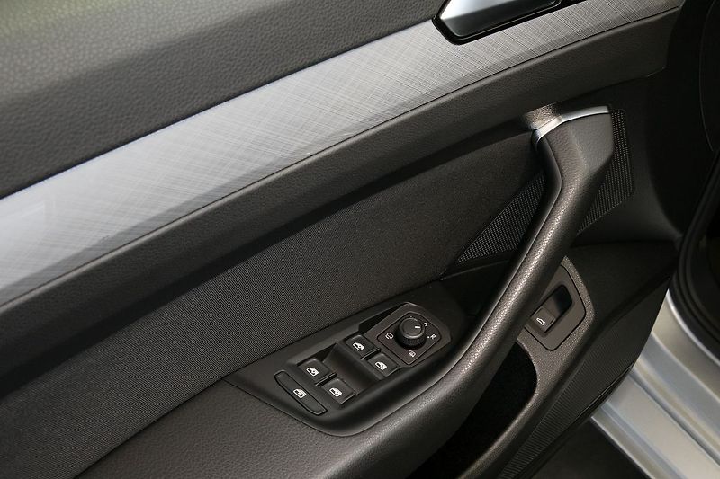 Volkswagen Passat 2.0TDI 110kW Webasto Pano Tažn - fotka 16 z 31