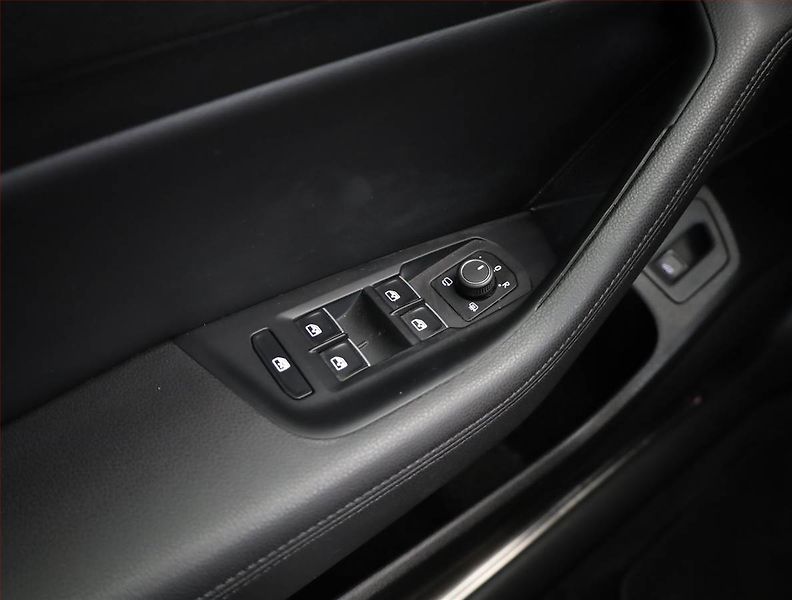Volkswagen Passat (2017) 2.0 TDI, Automat, Kůže, Navi - fotka 17 z 21