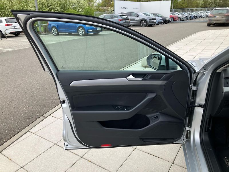 Volkswagen Passat 2.0 TDI 110 kW Business Premiu - fotka 24 z 30