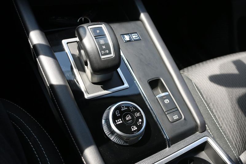 Mitsubishi Outlander 2,4 PHEV, 7míst, Invite - fotka 26 z 53