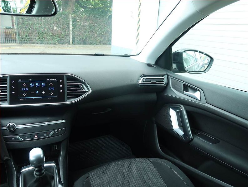 Peugeot 308 (2019) 1.2 PureTech, Serv.kniha, Navi - fotka 8 z 21