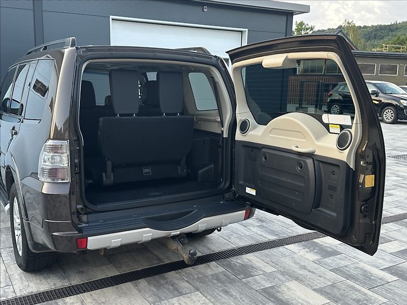 Mitsubishi Pajero 3,2 DI-D 190PS  Instyle-7 4x4 - fotka 41 z 54
