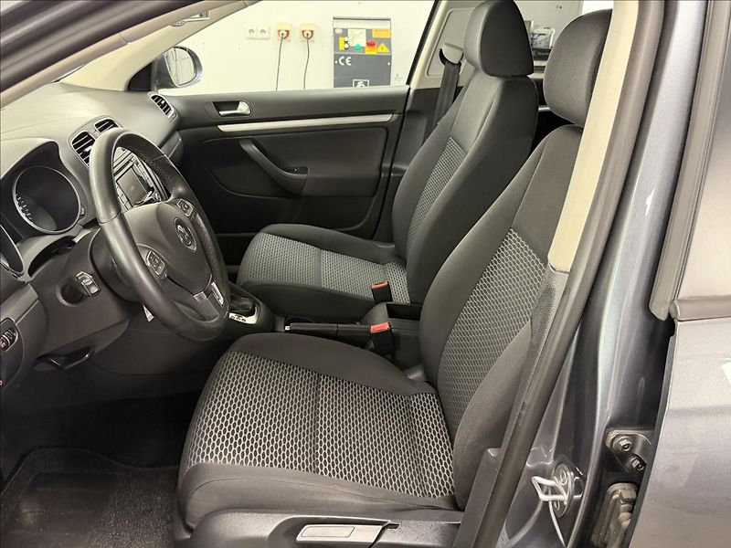 Volkswagen Golf 1,6 TDi 77 KW DSG NAVI PDC - fotka 9 z 31