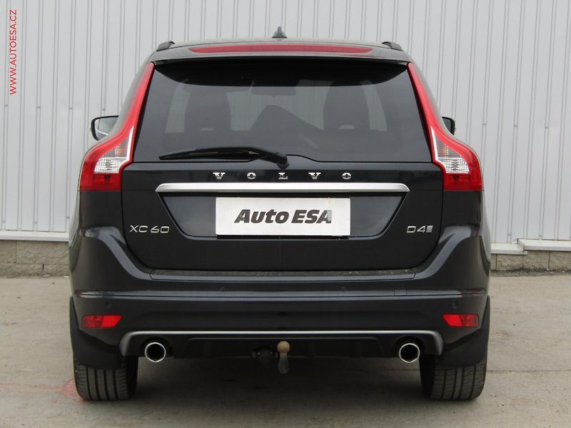 Volvo XC60 (2017) 2.0 D4, Momentum, xenon, navi - fotka 5 z 19
