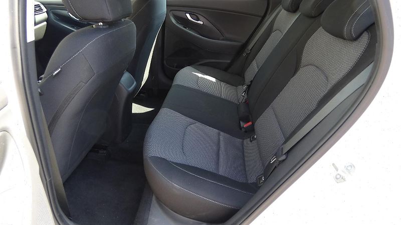 Hyundai i30 Kombi 1.5 T-GDI mHEV Family Co - fotka 19 z 22