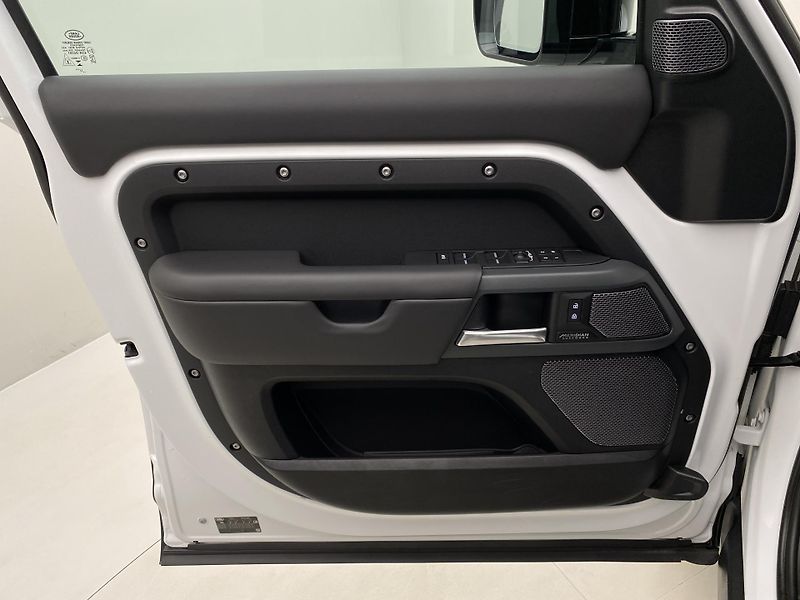 Land Rover Defender 110 D300 X-DYNAMIC HSE AWD AUT - fotka 7 z 49