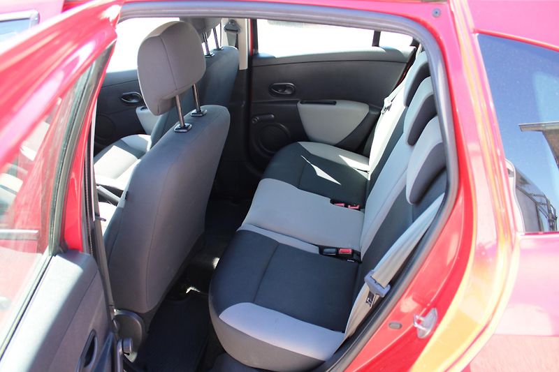 Renault Clio (2011) 1,2i EL.OKNA ABS SERVO CENTRÁL - fotka 10 z 16