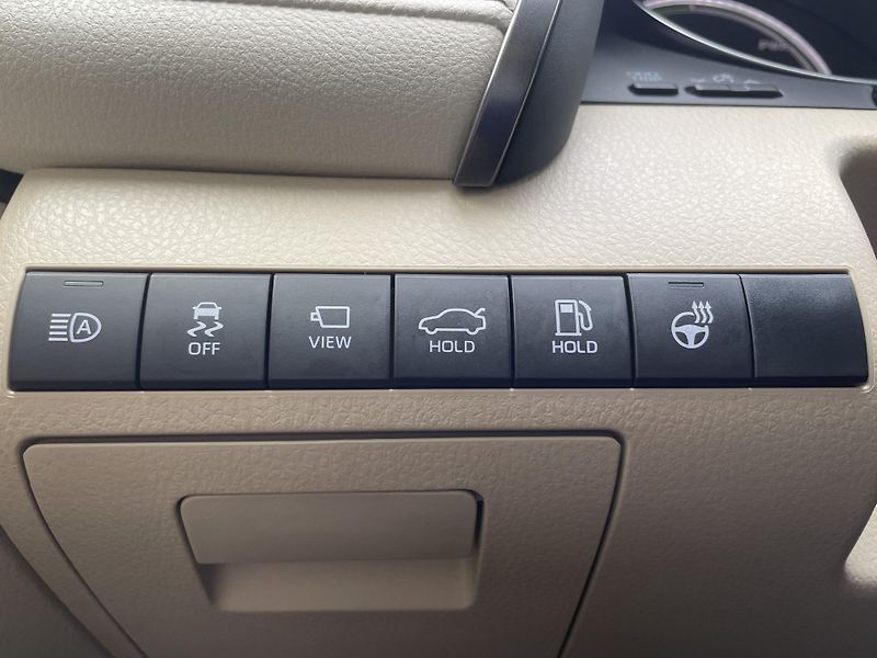Toyota Camry EXECUTIVE VIP 2.5 Hyb. 160 kW - fotka 25 z 33