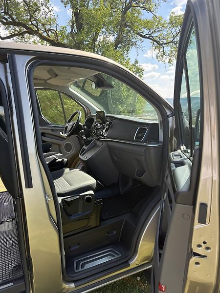 Ford Tourneo Custom (2021) 2,0 EcoBlue  - fotka 18 z 23