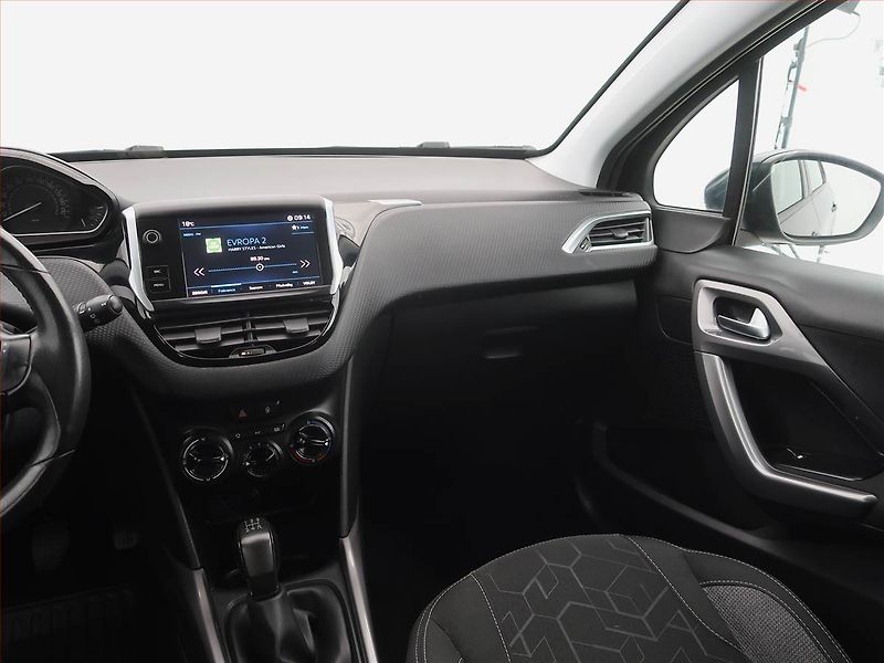 Peugeot 2008 (2018) 1.2 PureTech, ČR,1.maj - fotka 8 z 19