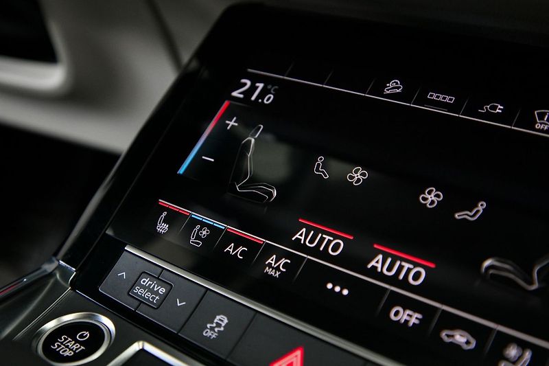 Audi e-tron 55 300kW S-Line Tažné Panorama - fotka 28 z 47