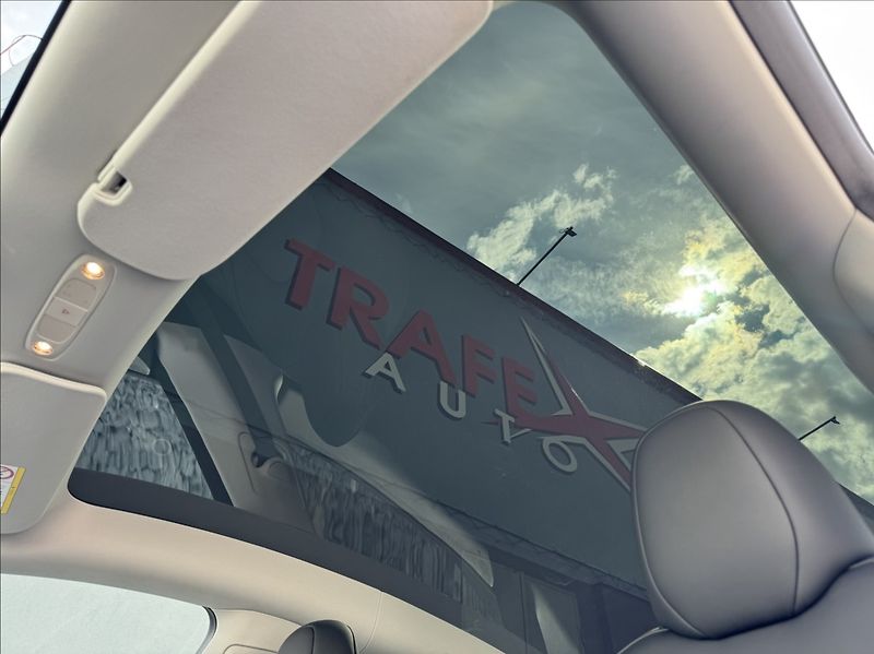 Tesla Model Y 0,0 RWD SoH 94% - fotka 23 z 50