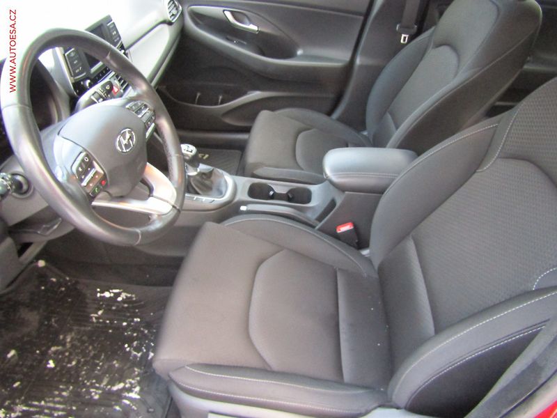 Hyundai i30 (2018) 1.0T-GDi Fastback, ČR - fotka 9 z 20