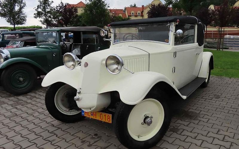 Pálavský Oldtimer přilákal na Břeclavsko desítky elegantnch veteránů.