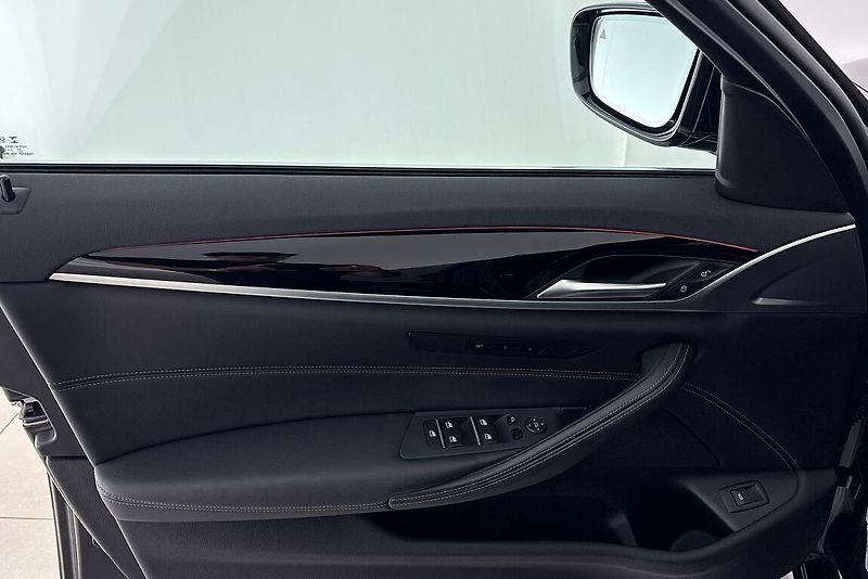 BMW Řada 5 540d xDrive - fotka 15 z 28