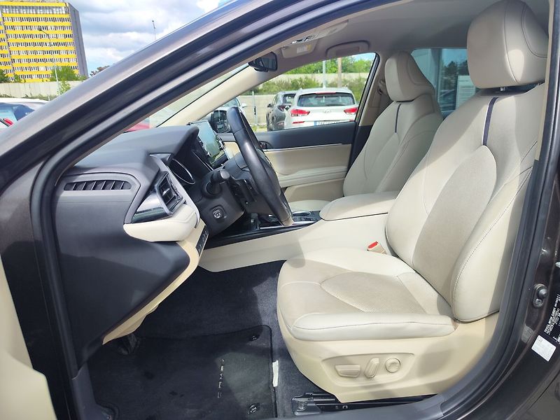 Toyota Camry 2.5 HEV/160kW Executive e-CVT - fotka 14 z 35