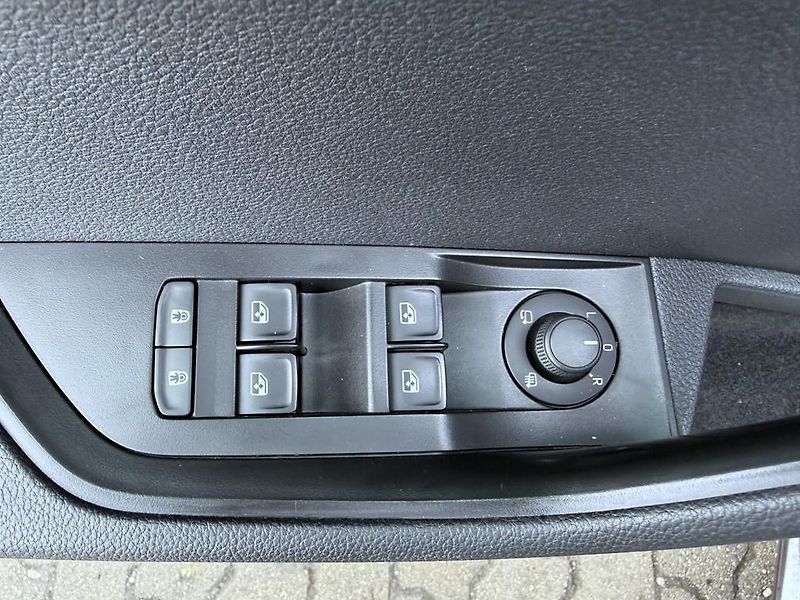 Škoda Superb 2.0 TDI 110 kW DSG, navigace - fotka 13 z 19