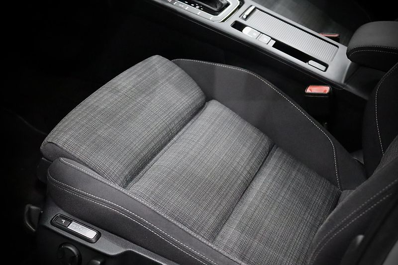 Volkswagen Passat B8 FL Var. 2.0 TSI 140 kW DSG - fotka 22 z 46