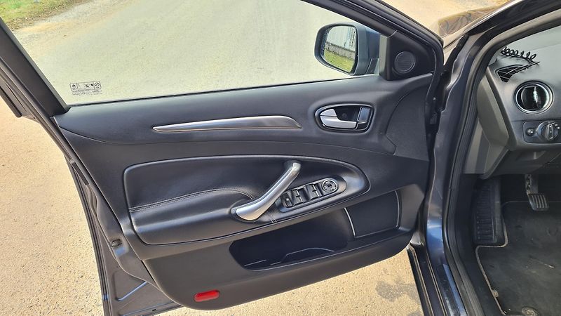 Ford Mondeo (2010) 2.0 /103kW - fotka 12 z 23